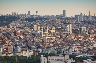 Ankara gün batımında ufuk çizgisi. Türk başkenti manzarası. Türkiye dönüm noktası