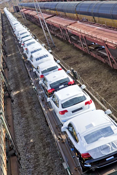Bilar på tåget väntar leverans — Stockfoto