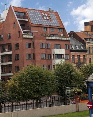 Apartman çatısında güneş panelleri ile