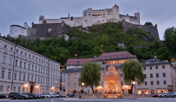 Salzburg hohensalzburg i skymningen — Stockfoto