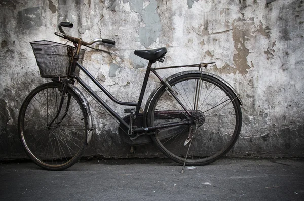 Altes rustikales Fahrrad Stockbild