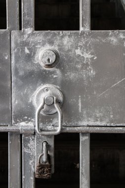 eski çelik kapı kilidi ile