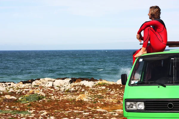 Surfer mit seinem Retro-Van — Stockfoto