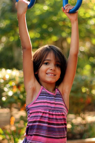 Niña sonriendo y jugando al aire libre —  Fotos de Stock