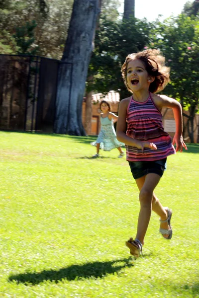 Zwei kleine Mädchen lächeln und spielen im Freien — Stockfoto