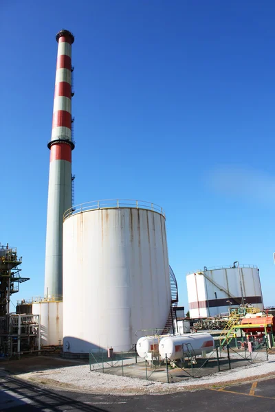 Tubos industriales y chimenea — Foto de Stock