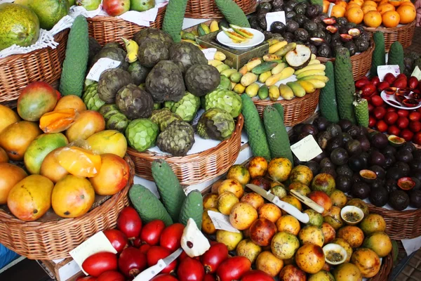 Tropisk frukt monter — Stockfoto