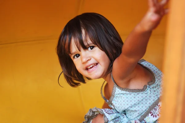 小さな女の子笑顔と屋外で遊ぶ ストック写真