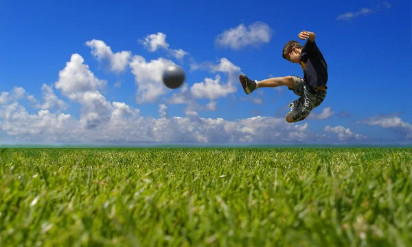 çocuğun futbol - kırpma yolu oynamak