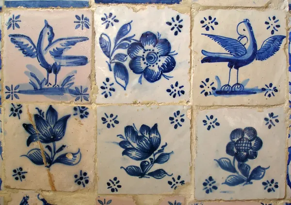 Шаблон плитки с цветами и птицами — стоковое фото