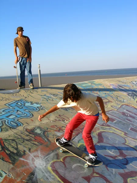 Skate park çocuklar — Stok fotoğraf