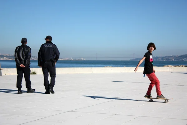 Skate boy con la polizia — Foto Stock