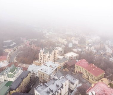 Güzel şehir manzarası sisli, eski şehir sonbaharda, sisli hava