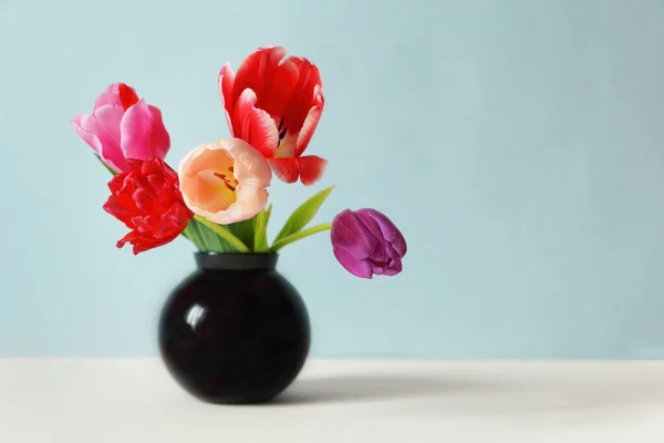 Glass Vase Rose Red Purple Tulips Colored Background — Stock Photo, Image