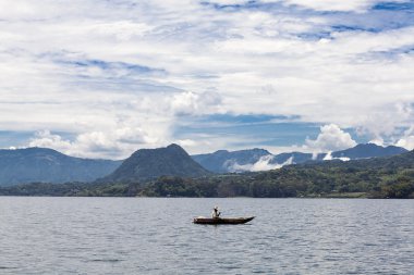 lake atitlan ile balıkçı tekne