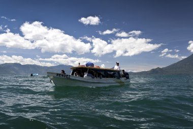 Lake atitlan üzerinde tekne
