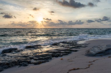 Atlantik Okyanusu üzerinde gündoğumu