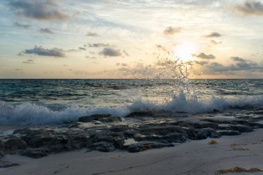 Atlantik Okyanusu üzerinde gündoğumu