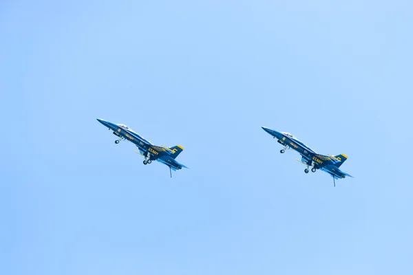 シカゴの空気と水を見せて、ネイビー ブルーの天使 — ストック写真