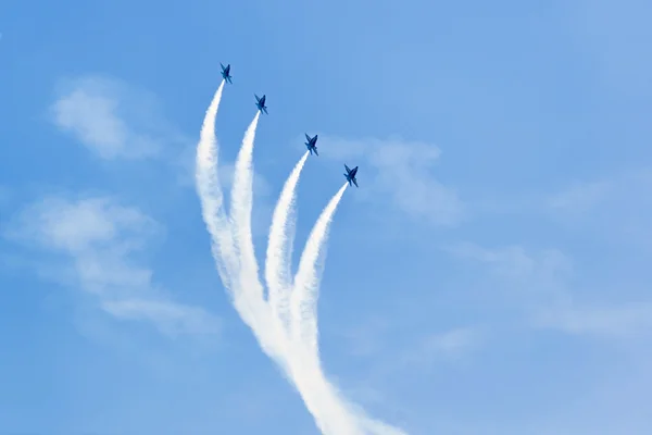 シカゴの空気と水を見せて、ネイビー ブルーの天使 — ストック写真