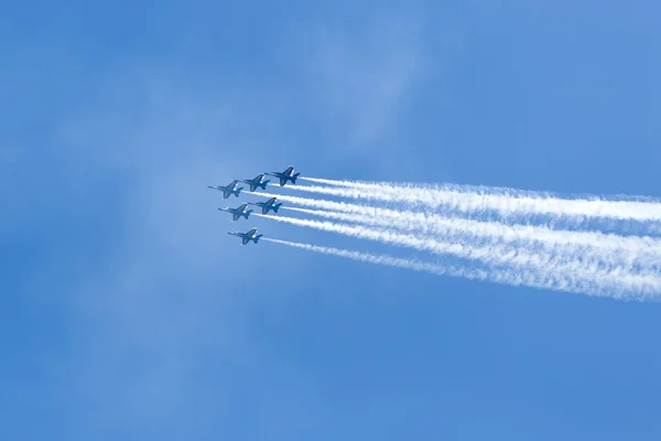 L'eau et l'air de chicago, nous montrent les anges bleus marine Images De Stock Libres De Droits