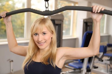 bir spor salonunda çekici sarışın kadın halter