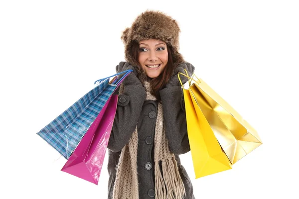 Mujer en ropa de invierno con regalos y bolsas de compras sonriendo — Foto de Stock