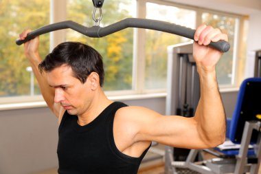 yakışıklı bir adam bir spor salonunda egzersiz