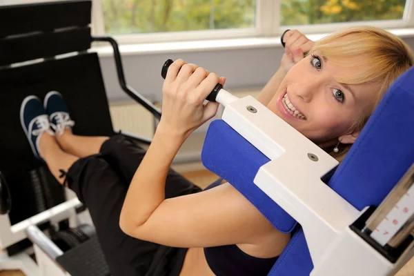 Attractive blonde woman weightlifting in a gym — Stock Photo, Image