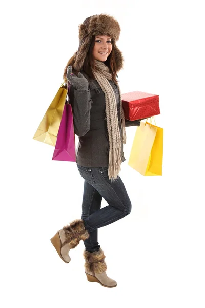 Mujer en ropa de invierno con regalos y bolsas de compras sonriendo — Foto de Stock