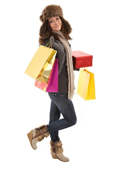 Mujer en ropa de invierno con regalos y bolsas de compras sonriendo — Foto de Stock