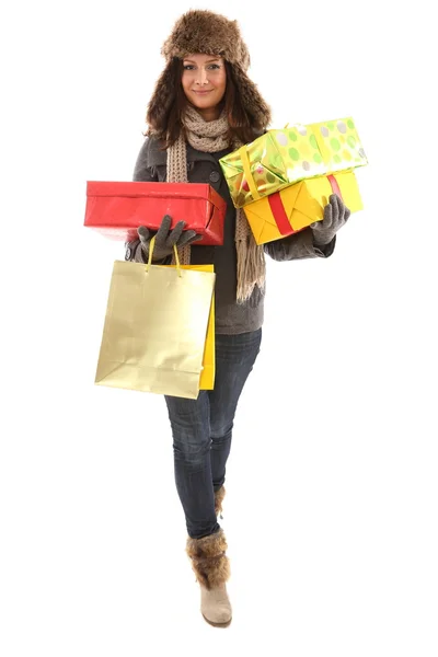 Donna in abiti invernali con regali e shopping bag sorridenti — Foto Stock