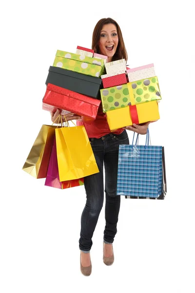 Mulher feliz com sacos de compras e presentes — Fotografia de Stock