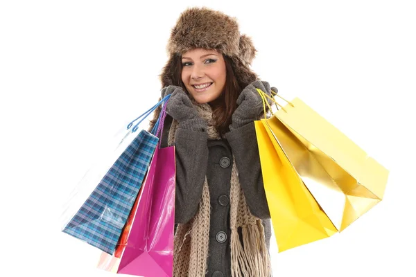 Mulher em roupas de inverno com presentes e sacos de compras sorrindo — Fotografia de Stock