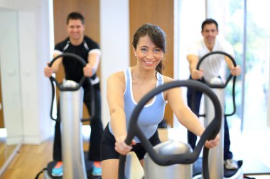 titreşim plaka bir spor salonunda kadın
