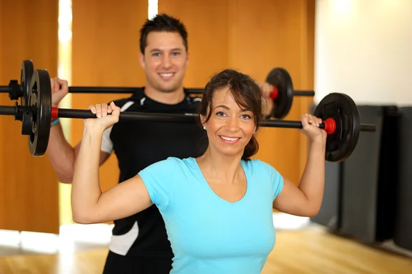 Group having fun with weightlifting — Stock Photo, Image