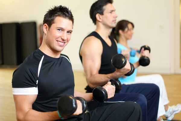 Grupo de tres entrenamientos con bolas de gimnasia y mancuerna — Foto de Stock