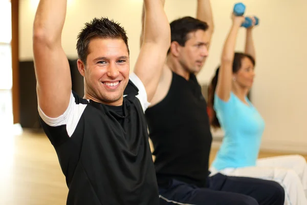 Grupo de tres entrenamientos con bolas de gimnasia y mancuerna — Foto de Stock