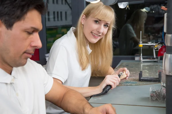 Tandtechnicus op werk glimlachen — Stockfoto