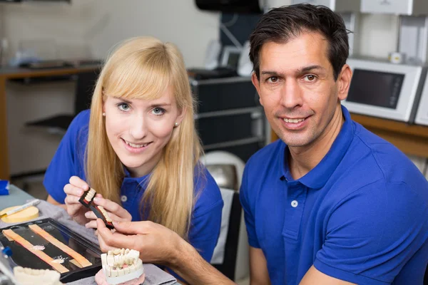 Deux techniciens dentaires choisissent la bonne couleur — Photo