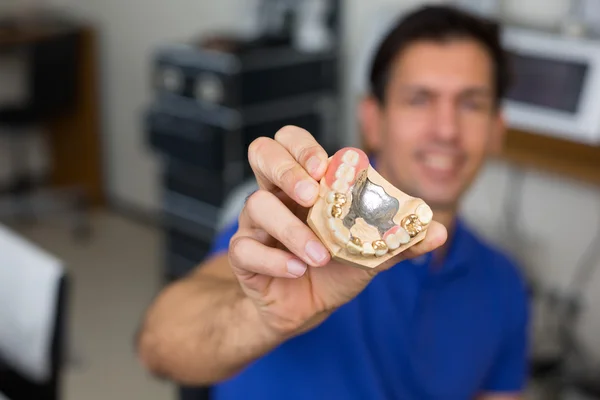 Dental technician presenting dental prosthesis — Stock Photo, Image