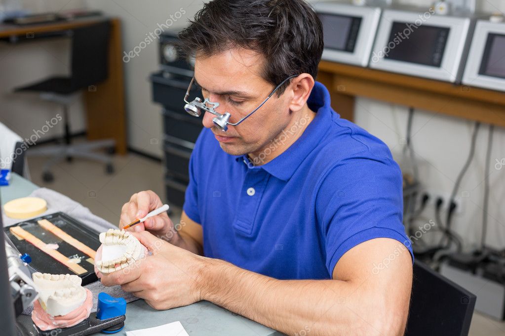 Зубные техники мужчины. Зубной техник с нуля. Стоматология зубной техник. Зубные техники. Зубная техника.