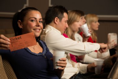 Biletler sunan izleyici üyesi