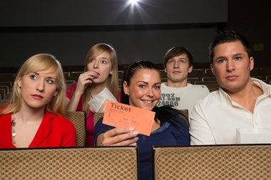 Biletler sunan izleyici üyesi