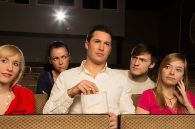 uzun boylu adam sinema katında engelleme