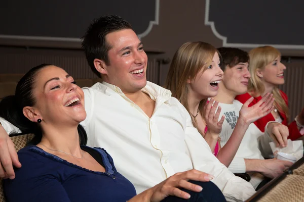 Audiencia riéndose en las películas — Foto de Stock