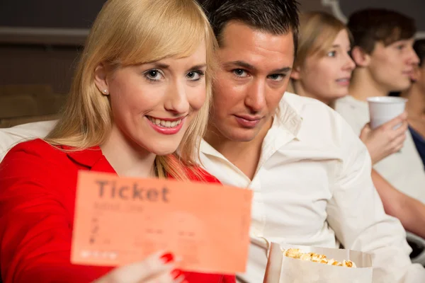 Miembro del público que presenta entradas — Foto de Stock