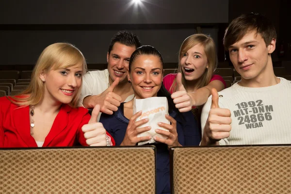 En un cine divirtiéndose — Foto de Stock