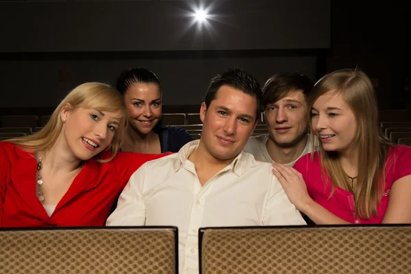 Mann mit Freunden im Kino — Stockfoto