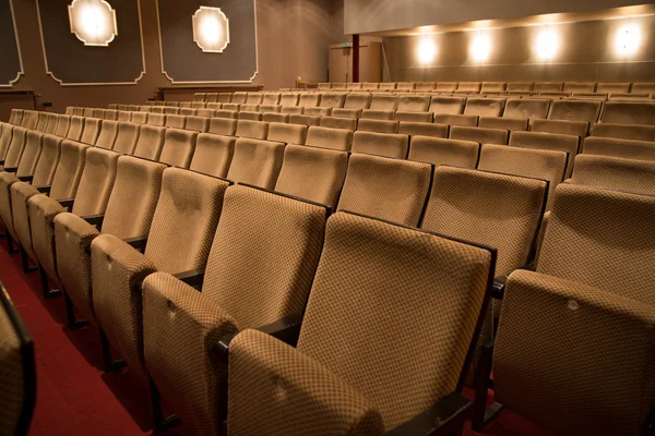 Asientos en un teatro vacío — Foto de Stock